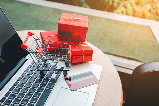 Image showing a sopping cart and credit card ready for holiday shopping